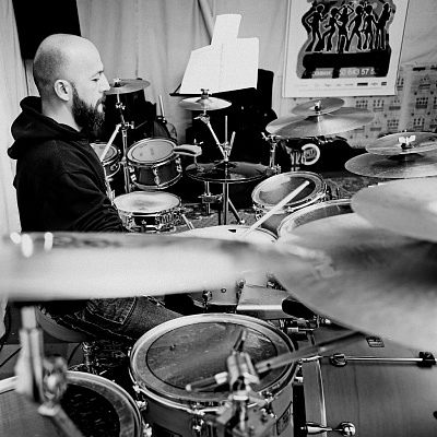 Купить игру на барабанах в Ульяновске. Сервис Ultra Подарки. Хотите играть на барабанах? Купите сертификат на обучение игре на барабанах в Ульяновске. Сервис UltraPodarki.ru 8 800 505 95 30. Игра на барабанах, уроки игры на барабанах, обучение игре на барабанах, барабан обучение, играть на барабанах, игра на барабанах сертификат, уроки на барабанах, игра на барабанах в Ульяновске, уроки игры на барабанах в Ульяновске, барабаны цена Ульяновск, уроки на барабанах в Ульяновске