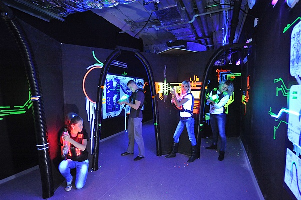 Игра в лазертаг в Ульяновске. Сервис Ultra Подарки. Купить лазертаг в городе Ульяновскf. Попробуйте лазерный пейнтбол в лазертаг клубе. Цены на лазертаг. Сервис: UltraPodarki.ru 8 800 505 95 30. Лазертаг в Ульяновске, купить лазертаг Ульяновск, лазертаг, купить лазертаг, лазерный пейнтбол Ульяновск, лазертаг для детей Ульяновск, лазертаг клуб, лазертаг клуб Ульяновск