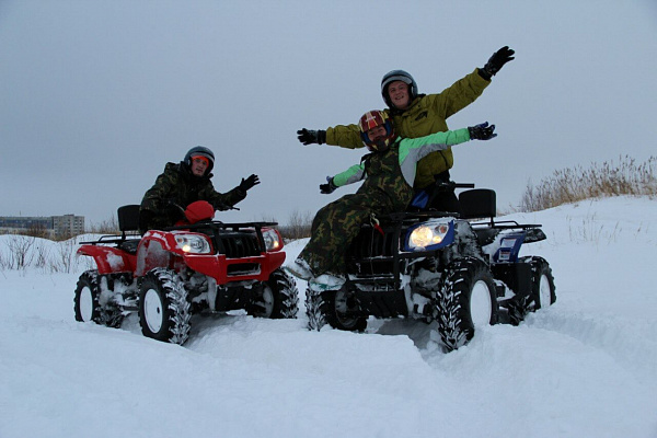 Катание на квадроциклах в Ульяновске. Подарочные сертификаты Ultra Подарки. Подарочный сертификат на катание на квадроциклах в Ульяновске. Закажите прокат квадроциклов и наслаждайтесь активным отдыхом с друзьями. Выбирайте живописные маршруты для езды на квадроциклах. Сервис UltraPodarki.ru 8 800 505 95 30. Катание на квадроциклах, катание на квадроциклах Ульяновск, прокат квадроциклов, прокат квадроциклов Ульяновск, езда на квадроцикле, езда на квадроцикле Ульяновск, катание на квадроциклах зимой, Катание на квадроциклах летом, сертификат на катание на квадроциклах, сертификат квадроциклы, сертификат квадроциклы Ульяновск
