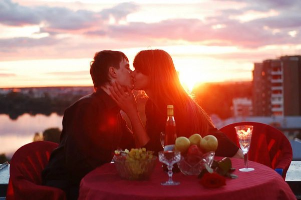 Романтическое свидание на крыше в Ульяновске. Ultra Подарки. Купить романтическое свидание на крыше в Ульяновске. Подарите самым близким незабываемые моменты и почувствуйте друг друга ещё ближе. Сервис UltraPodarki.ru 8 800 505 95 30. Романтическое свидание на крышев Ульяновске, свидание на крышев Ульяновске, свидание, сертификат на свидание на крыше, сертификат на свидание в Ульяновске, купить свидание на крыше, купить свидание Ульяновск