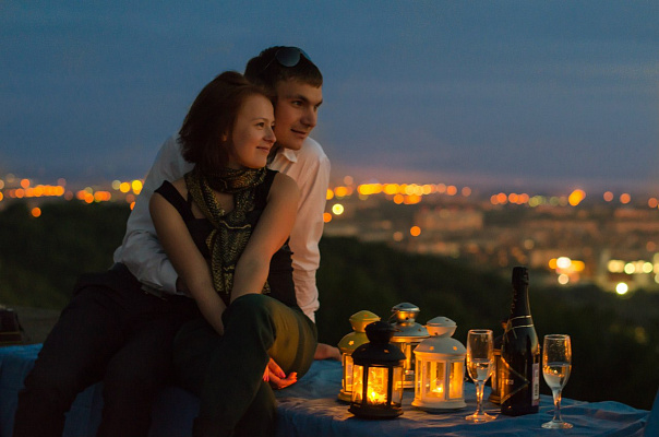 Романтическое свидание на крыше в Ульяновске. Ultra Подарки. Купить романтическое свидание на крыше в Ульяновске. Подарите самым близким незабываемые моменты и почувствуйте друг друга ещё ближе. Сервис UltraPodarki.ru 8 800 505 95 30. Романтическое свидание на крышев Ульяновске, свидание на крышев Ульяновске, свидание, сертификат на свидание на крыше, сертификат на свидание в Ульяновске, купить свидание на крыше, купить свидание Ульяновск