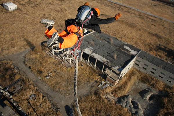 Роупджампинг - прыжки с верёвкой в Ульяновске. Подарочные сертификаты Ultra Подарки. Роупджампинг в Ульяновске - Экстремальный оригинальный подарок или подарочный сертификат на Роупджампинг - прыжки с верёвкой. Сервис UltraPodarki.ru 8-800-505-95-30. роупджампинг Ульяновск, прыжок веревка Ульяновск, роупджампинг, прыжок веревка, прыжок с веревкой, Подарок, подарочный сертификат, экстрим, экстремальный подарок