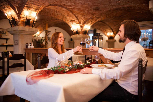 Романтическое свидание в ресторане в Ульяновске. Ultra Подарки. Купить романтическое свидание в ресторане в Ульяновске. Подарите самым близким незабываемые моменты и признайтесь в искренних чувствах. Сервис UltraPodarki.ru 8-800-505-95-30. Романтическое свидание в ресторане в Ульяновске, свидание в Ульяновске, свидание в ресторане, сертификат на свидание в ресторане, сертификат на свидание в Ульяновске, купить свидание, купить свидание Ульяновск, первое свидание, девушка свидание, хороший ресторан, романтический ресторан, романтический вечер, романтический ужин, романтические любимому, романтическая музыка