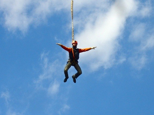 Роупджампинг - прыжки с верёвкой в Ульяновске. Подарочные сертификаты Ultra Подарки. Роупджампинг в Ульяновске - Экстремальный оригинальный подарок или подарочный сертификат на Роупджампинг - прыжки с верёвкой. Сервис UltraPodarki.ru 8-800-505-95-30. роупджампинг Ульяновск, прыжок веревка Ульяновск, роупджампинг, прыжок веревка, прыжок с веревкой, Подарок, подарочный сертификат, экстрим, экстремальный подарок