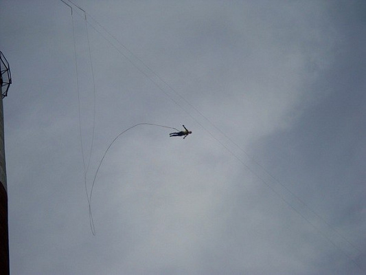 Роупджампинг - прыжки с верёвкой в Ульяновске. Подарочные сертификаты Ultra Подарки. Роупджампинг в Ульяновске - Экстремальный оригинальный подарок или подарочный сертификат на Роупджампинг - прыжки с верёвкой. Сервис UltraPodarki.ru 8-800-505-95-30. роупджампинг Ульяновск, прыжок веревка Ульяновск, роупджампинг, прыжок веревка, прыжок с веревкой, Подарок, подарочный сертификат, экстрим, экстремальный подарок