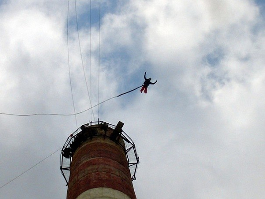 Роупджампинг - прыжки с верёвкой в Ульяновске. Подарочные сертификаты Ultra Подарки. Роупджампинг в Ульяновске - Экстремальный оригинальный подарок или подарочный сертификат на Роупджампинг - прыжки с верёвкой. Сервис UltraPodarki.ru 8-800-505-95-30. роупджампинг Ульяновск, прыжок веревка Ульяновск, роупджампинг, прыжок веревка, прыжок с веревкой, Подарок, подарочный сертификат, экстрим, экстремальный подарок