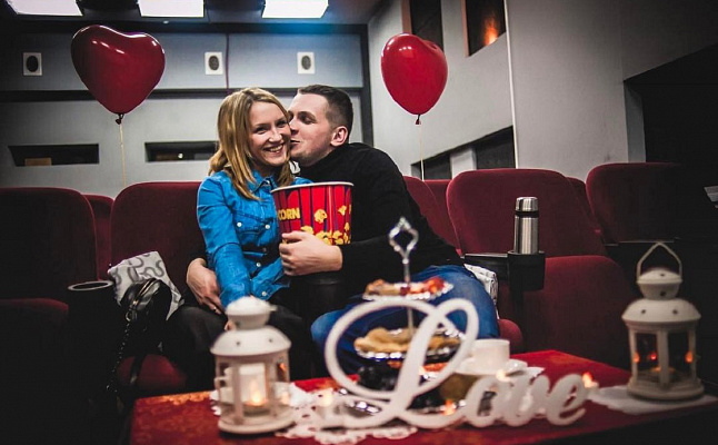 Романтическое свидание в кинотеатре в Ульяновске. Ultra Подарки. Купить романтическое свидание в кинотеатре в Ульяновске. Подарите самым близким незабываемые моменты и признайтесь в искренних чувствах. Сервис UltraPodarki.ru 8-800-505-95-30. Романтическое свидание в кинотеатре в Ульяновске, свидание в Ульяновске, свидание в кинотеатре, сертификат на свидание в кинотеатре, сертификат на свидание в Ульяновске, купить свидание, купить свидание Ульяновск, первое свидание, девушка свидание, хороший кинотеатре, романтический кинотеатре, романтический вечер, романтический ужин, романтические любимому, романтическая музыка